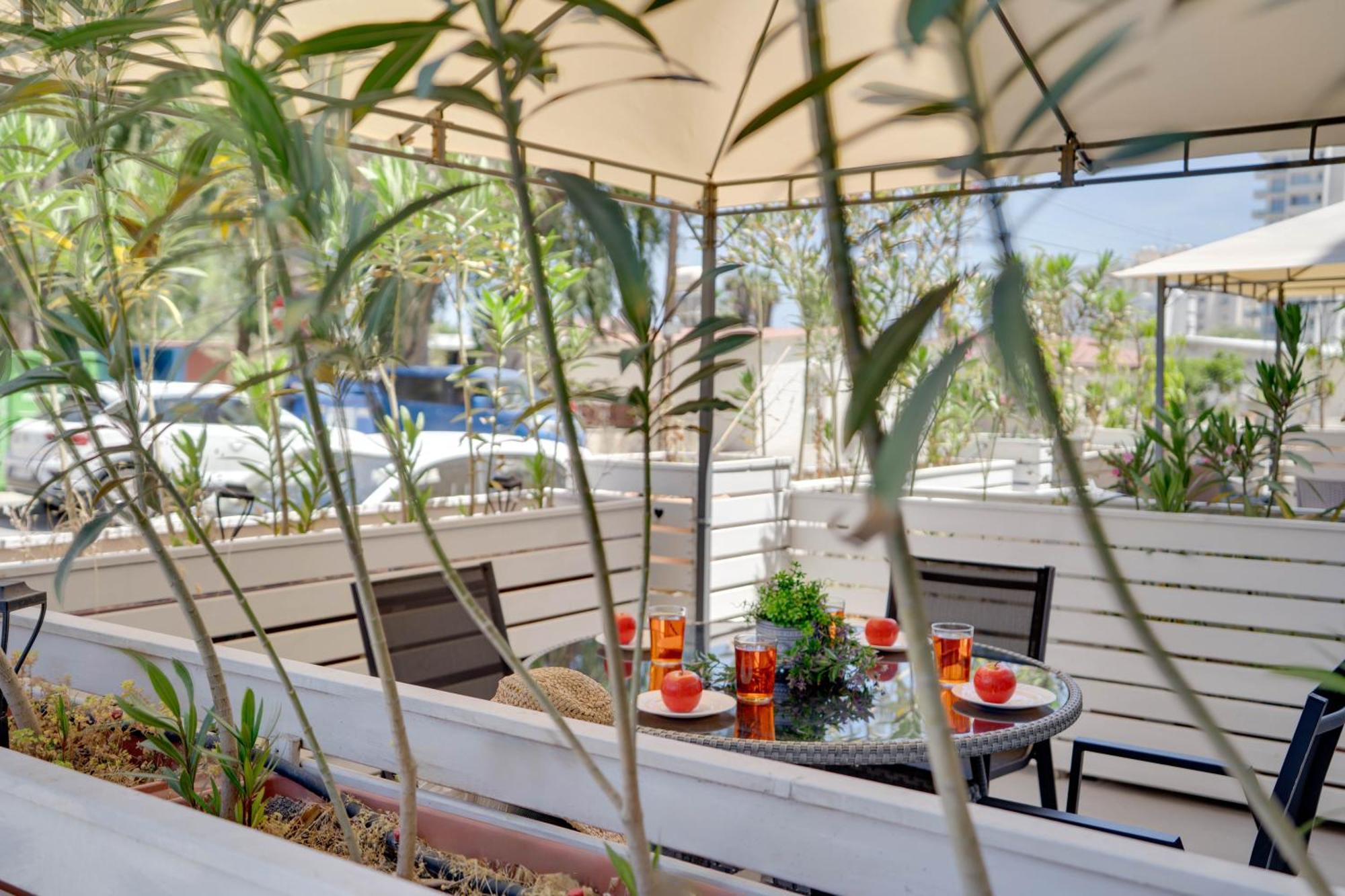 Atlantis Apartments 50M From Makenzy Seafront Larnaca Exterior foto