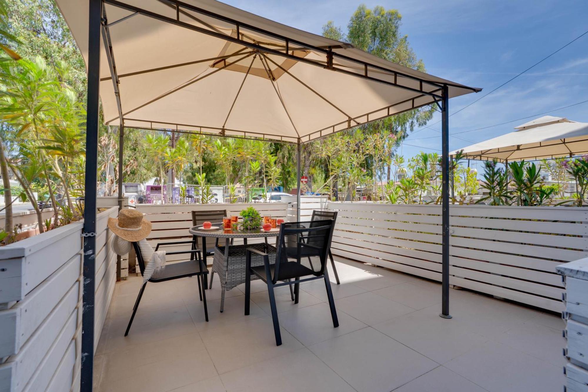 Atlantis Apartments 50M From Makenzy Seafront Larnaca Exterior foto